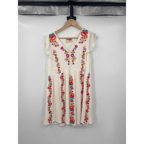 Savanah Jane Dresses & Skirts - Savanah Jane 1X Mini Dress White & Embroidered Flowers Summer Vacation Party